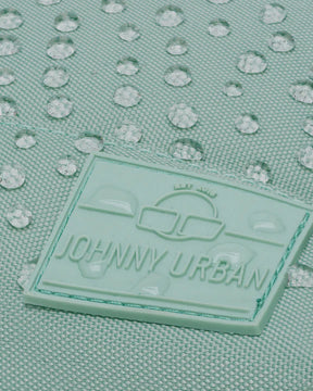 Mintfarbener Rucksack 'Mia' von Johnny Urban mit Wasserperlen auf der Oberfläche