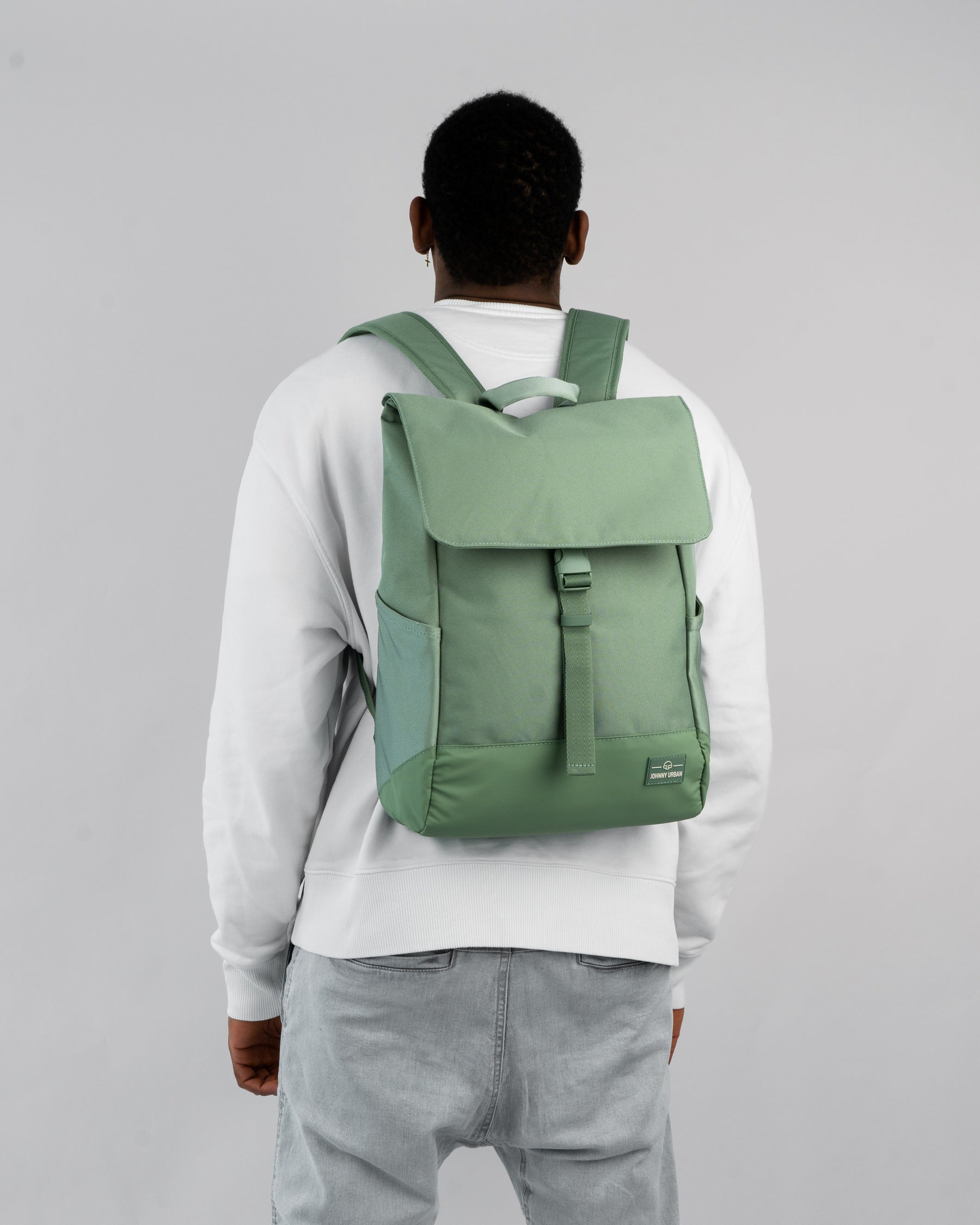 Mann trägt sage-grünen nachhaltigen Rucksack 'Mika' von Johnny Urban, Rückansicht