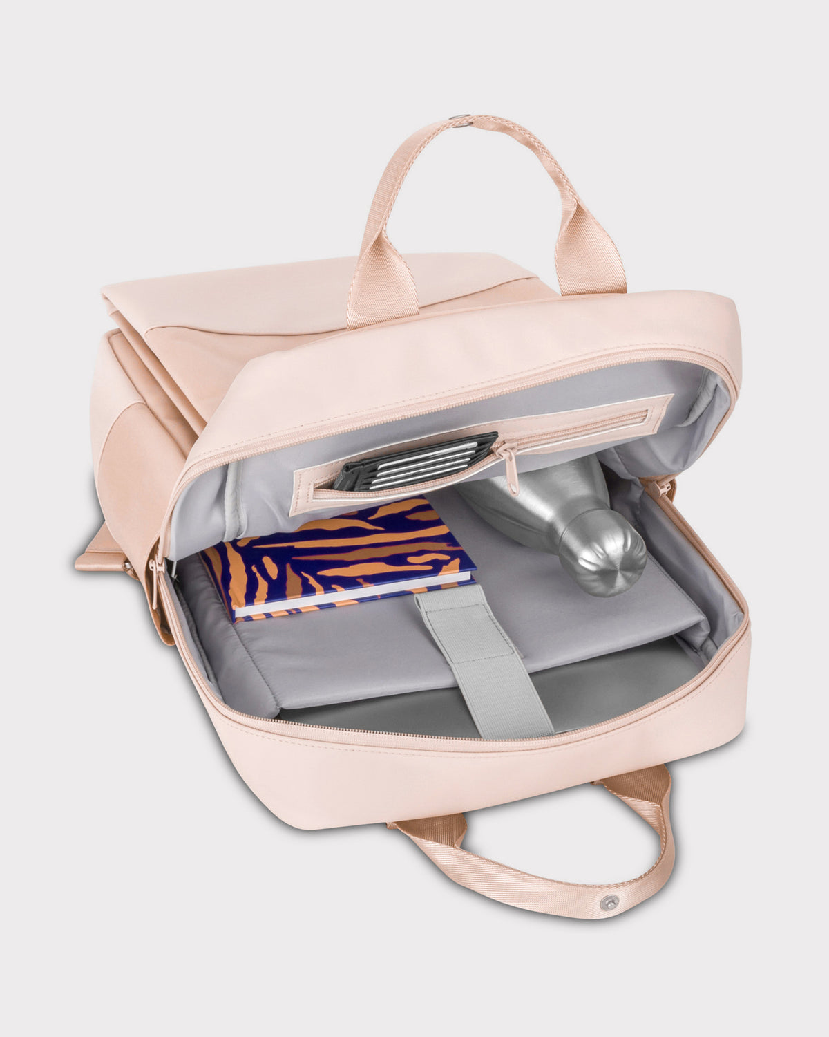 Rucksack 'Jona Large' in rosa geöffnet mit Laptopfach, Notizbuch und silberner Trinkflasche innen