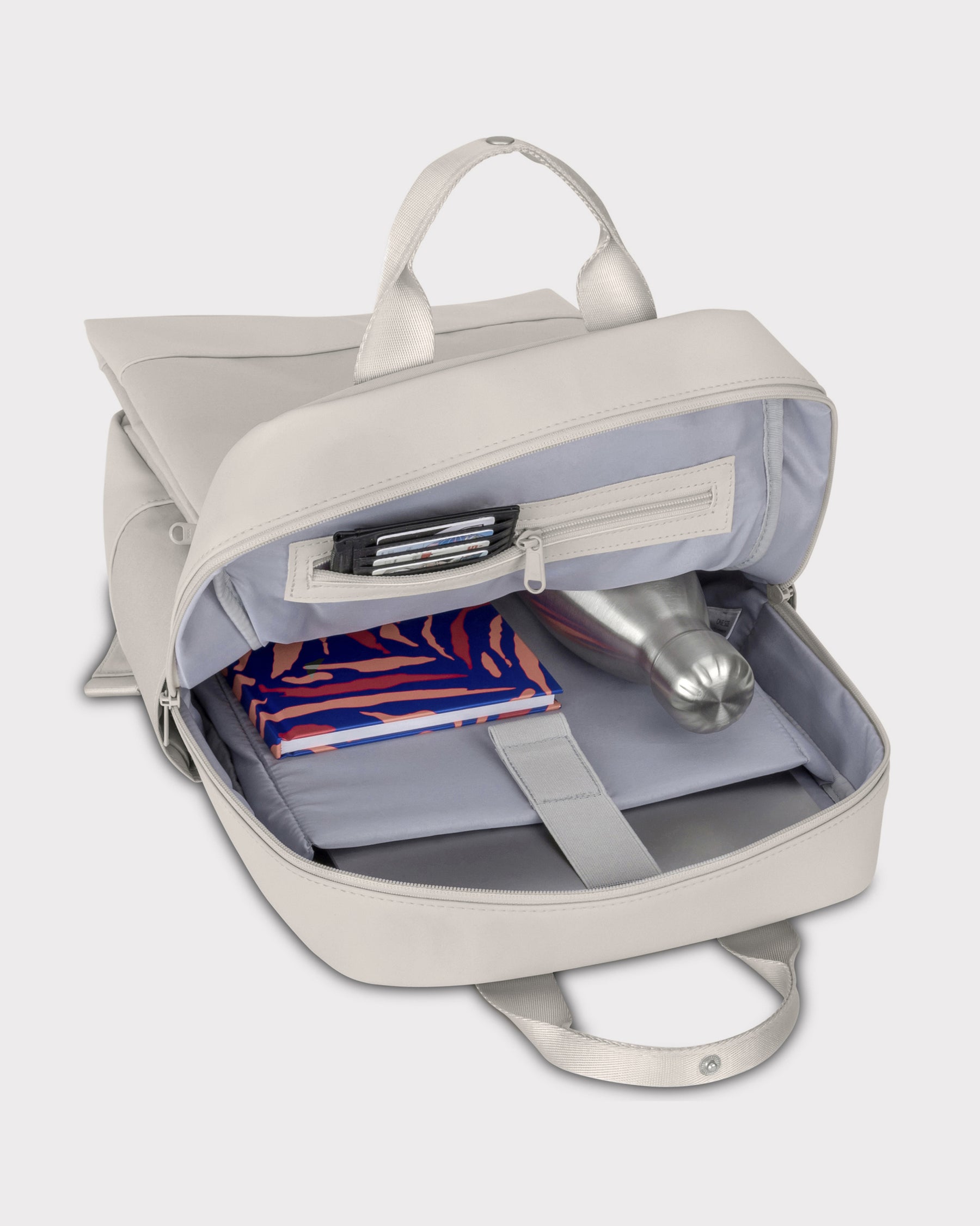 Hellbeiger Rucksack 'Jona Large' offen mit Laptopfach, Notizbuch, Wasserflasche und Kartenfächern