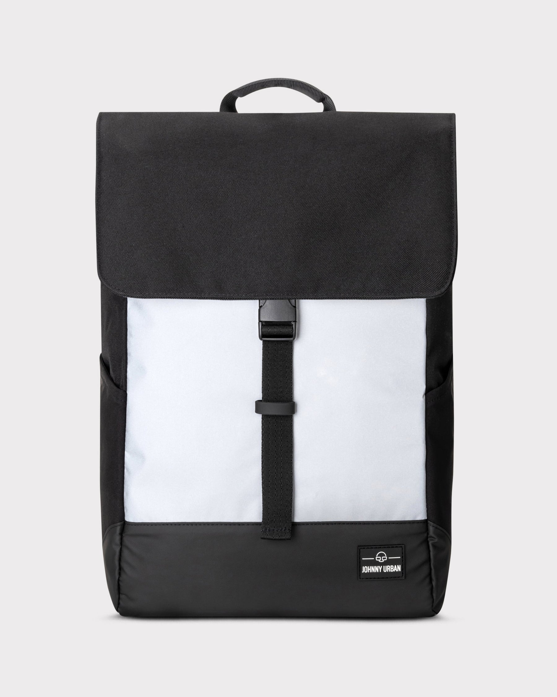 Rucksack 'Mika' von Johnny Urban in Schwarz und Weiß mit Klappe und Schnallenverschluss