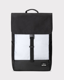 Rucksack 'Mika' von Johnny Urban in Schwarz und Weiß mit Klappe und Schnallenverschluss