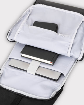 Geöffneter schwarzer Johnny Urban Rucksack Mika mit Laptop und Notizbuch im Innenfach