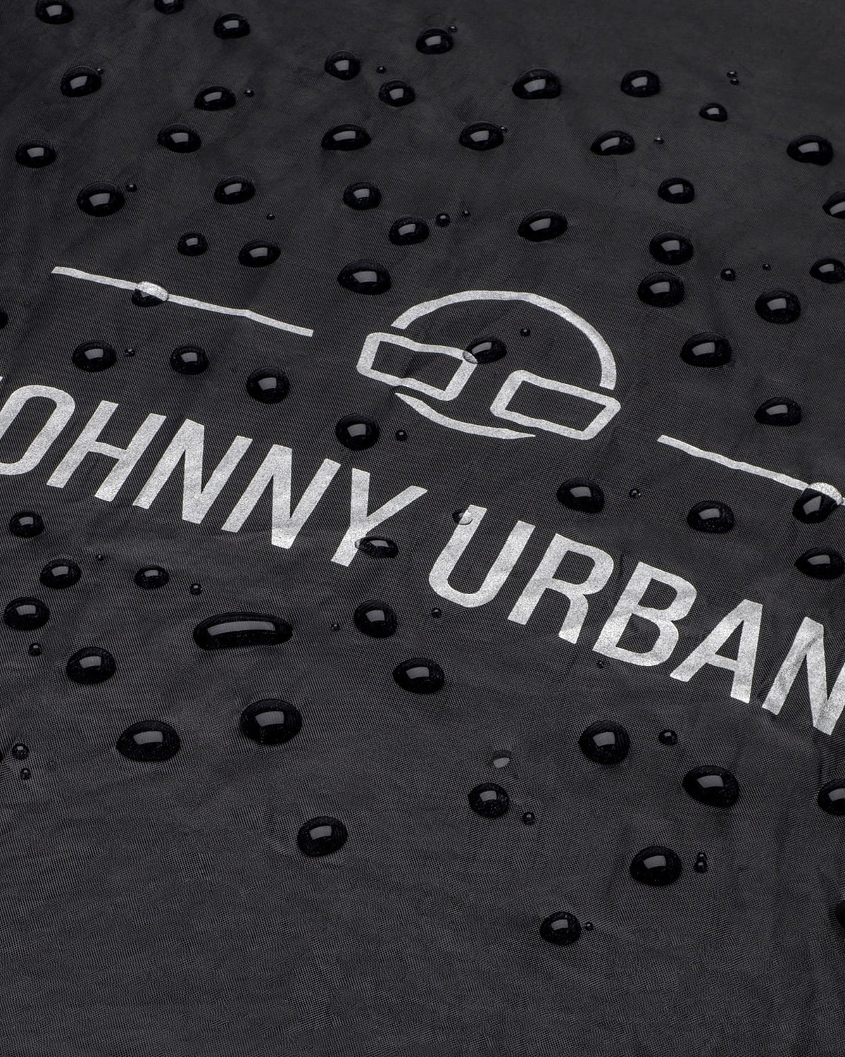 Johnny Urban Regenschutzhülle 'Bo L' in Schwarz mit Wasserperlen auf der Oberfläche