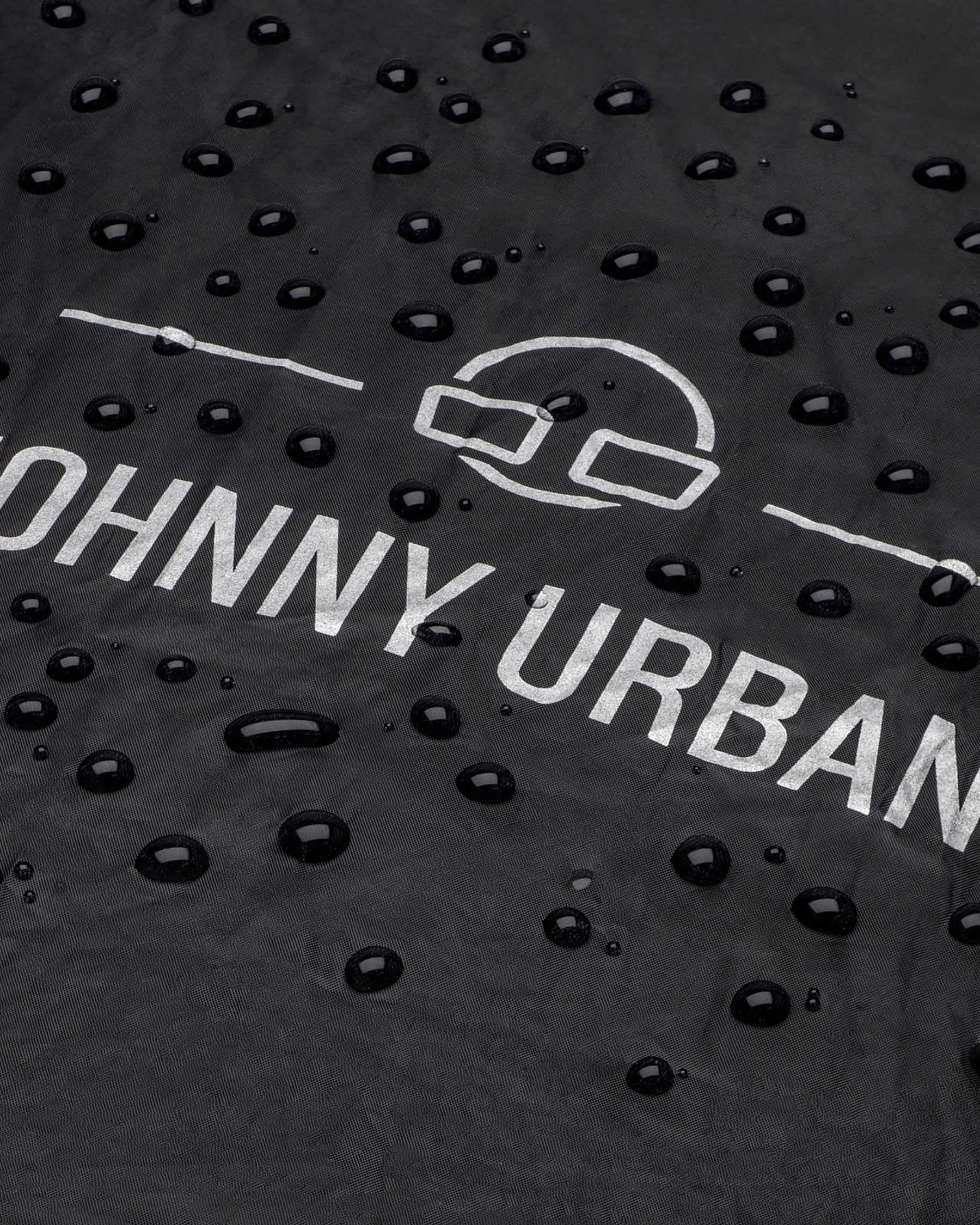 Johnny Urban Regenschutzhülle 'Bo L' in Schwarz mit Wasserperlen auf der Oberfläche