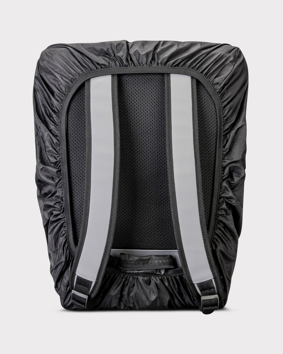 Schwarze Regenschutzhülle 'Bo L' schützt Rückseite und Schultergurte eines Rucksacks