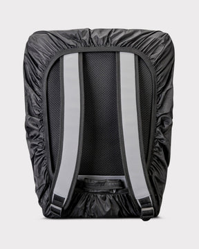 Schwarze Regenschutzhülle 'Bo L' schützt Rückseite und Schultergurte eines Rucksacks