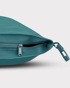 Seitliche Nahaufnahme des tealfarbenen Rolltop-Rucksacks 'Henry' von Johnny Urban mit geöffnetem Reißverschluss