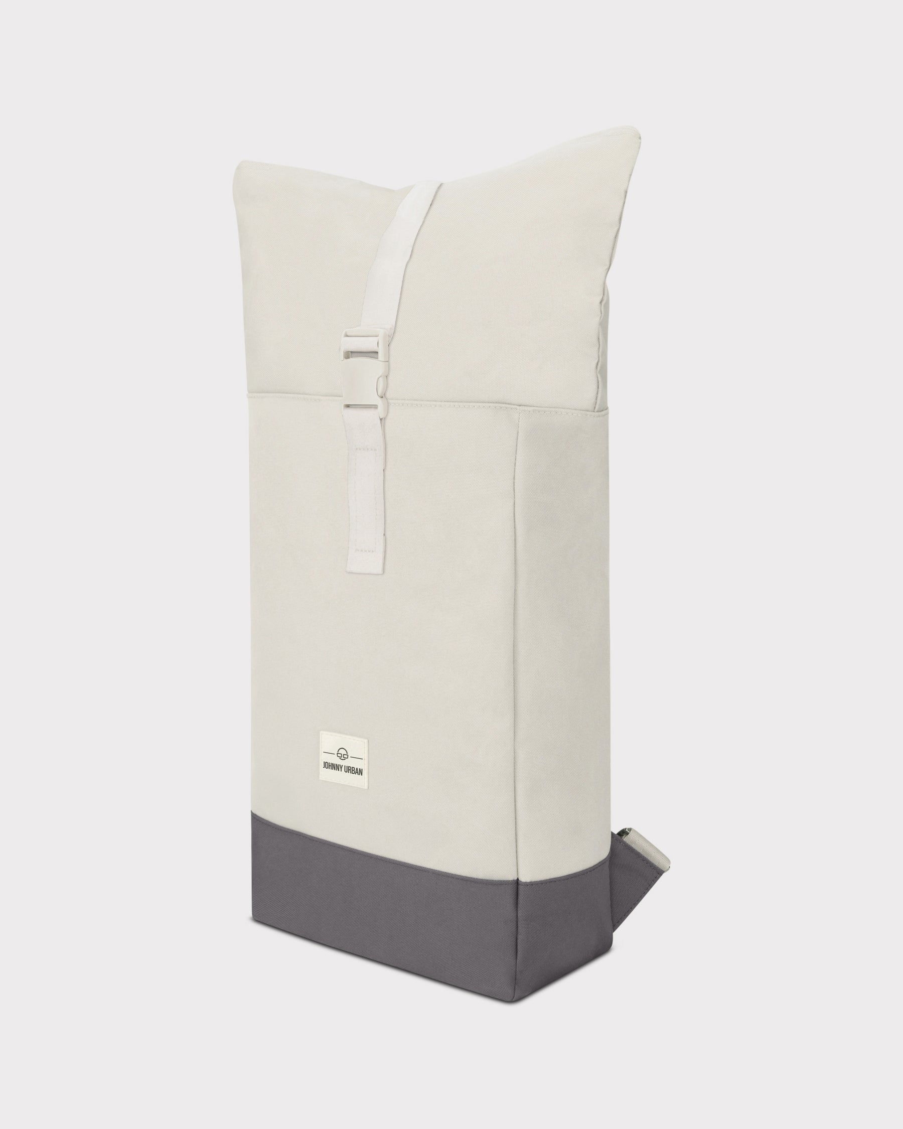 Beiger Rolltop-Rucksack 'Ryan' von Johnny Urban mit grauem Boden und verschließbarem Gurt