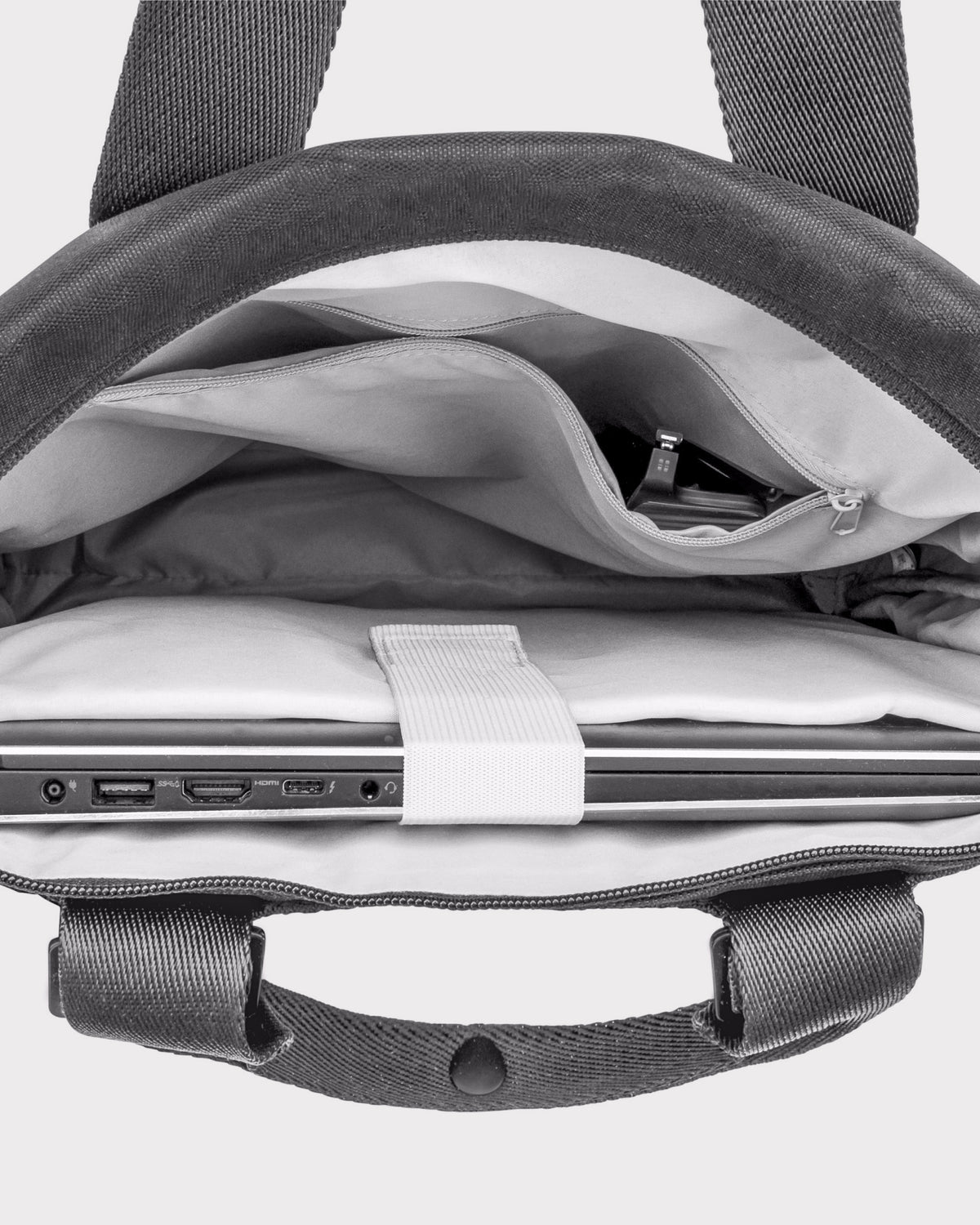 Geöffneter dunkelgrauer Ivy Rucksack von Johnny Urban mit Laptopfach und Reißverschlusstasche innen
