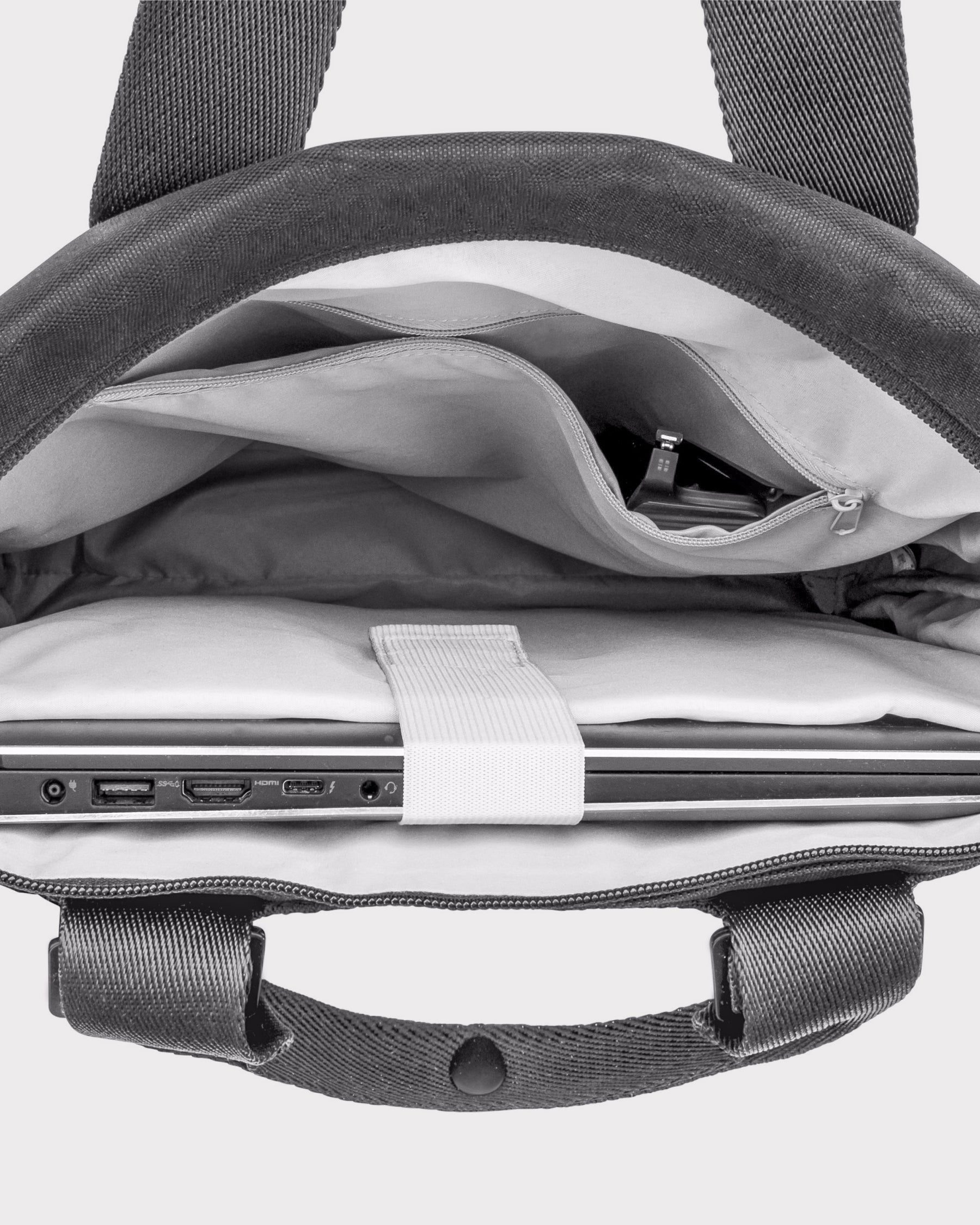 Geöffneter dunkelgrauer Ivy Rucksack von Johnny Urban mit Laptopfach und Reißverschlusstasche innen