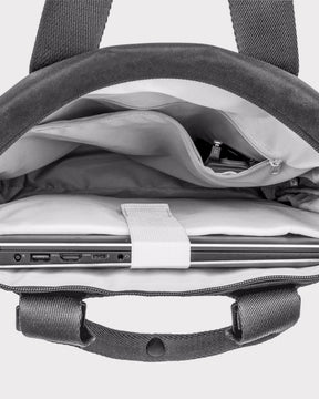 Geöffneter dunkelgrauer Ivy Rucksack von Johnny Urban mit Laptopfach und Reißverschlusstasche innen