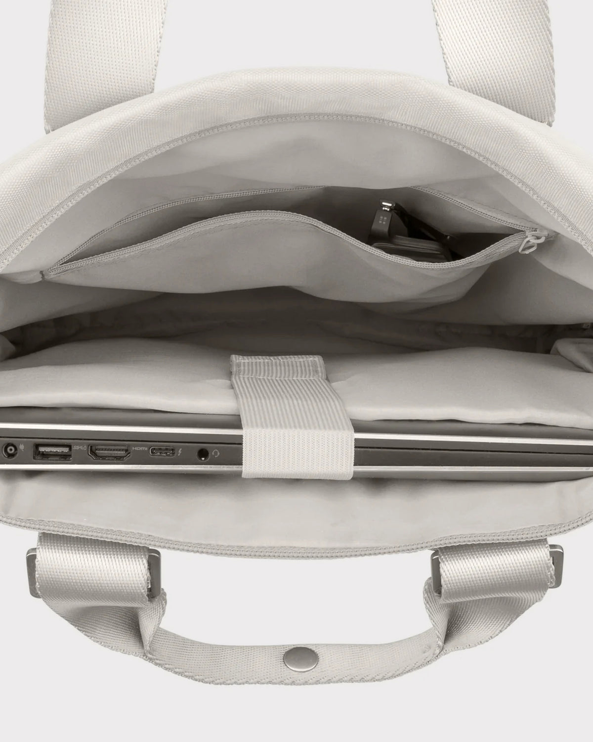Beiger Rucksack Tasche 'Ivy' mit gepolstertem Laptopfach und mehreren Innenfächern, geöffnet mit sichtbarem Laptop