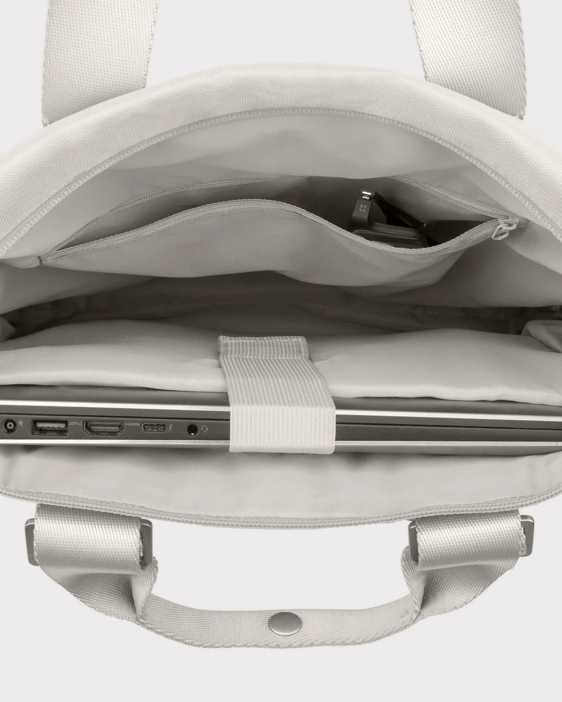 Beiger Rucksack Tasche 'Ivy' mit gepolstertem Laptopfach und mehreren Innenfächern, geöffnet mit sichtbarem Laptop
