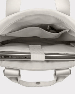 Beiger Rucksack Tasche 'Ivy' mit gepolstertem Laptopfach und mehreren Innenfächern, geöffnet mit sichtbarem Laptop