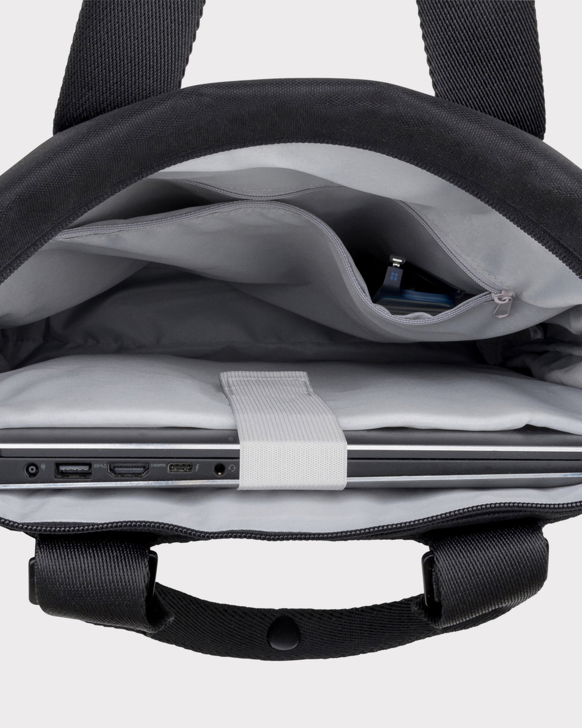 Innenansicht des schwarzen Rucksacktasche 'Ivy' mit gepolstertem Laptopfach und mehreren Innenfächern