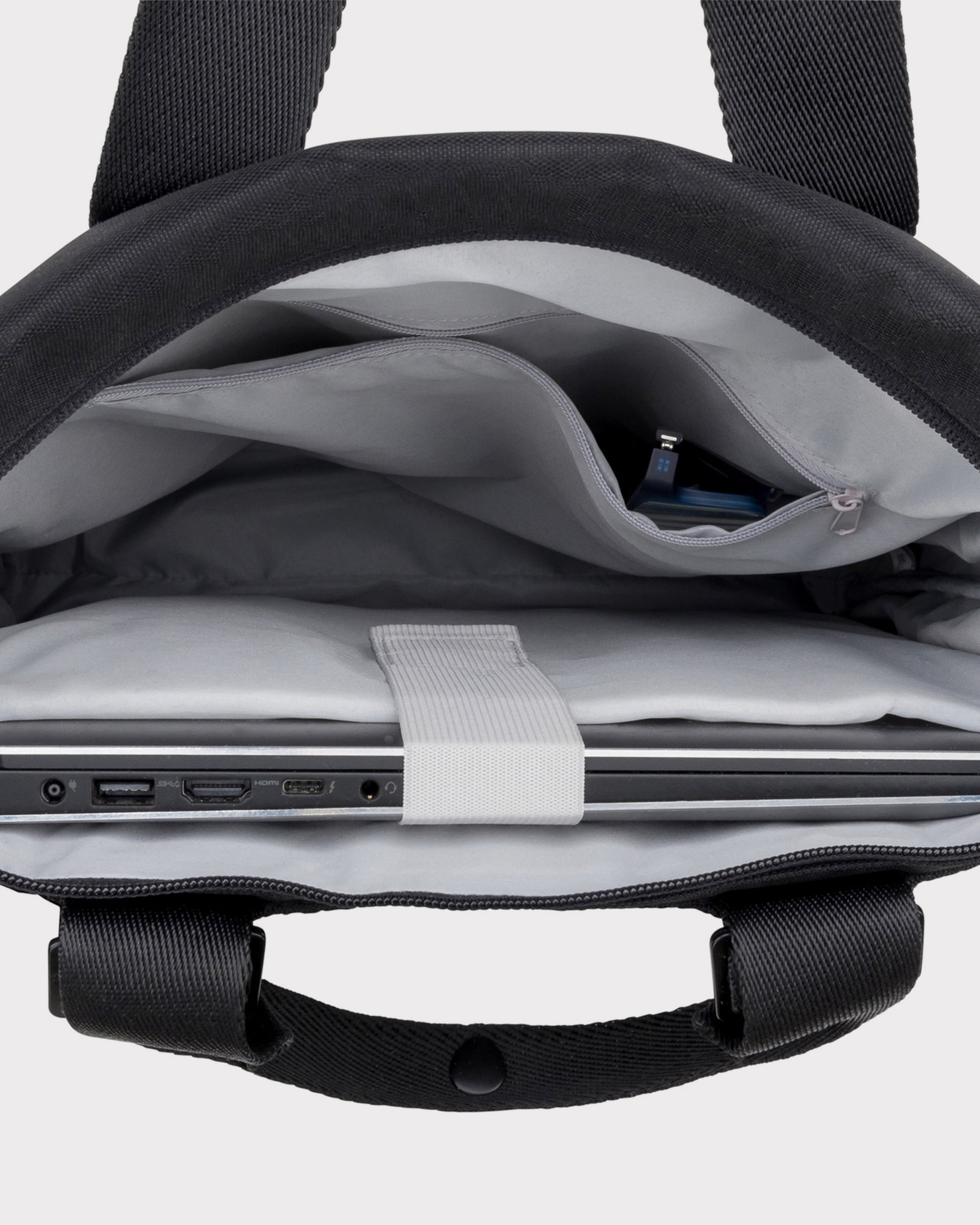 Innenansicht des schwarzen Rucksacktasche 'Ivy' mit gepolstertem Laptopfach und mehreren Innenfächern