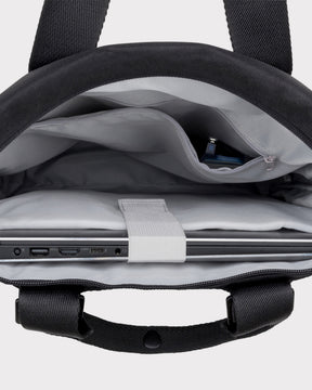 Innenansicht des schwarzen Rucksacktasche 'Ivy' mit gepolstertem Laptopfach und mehreren Innenfächern