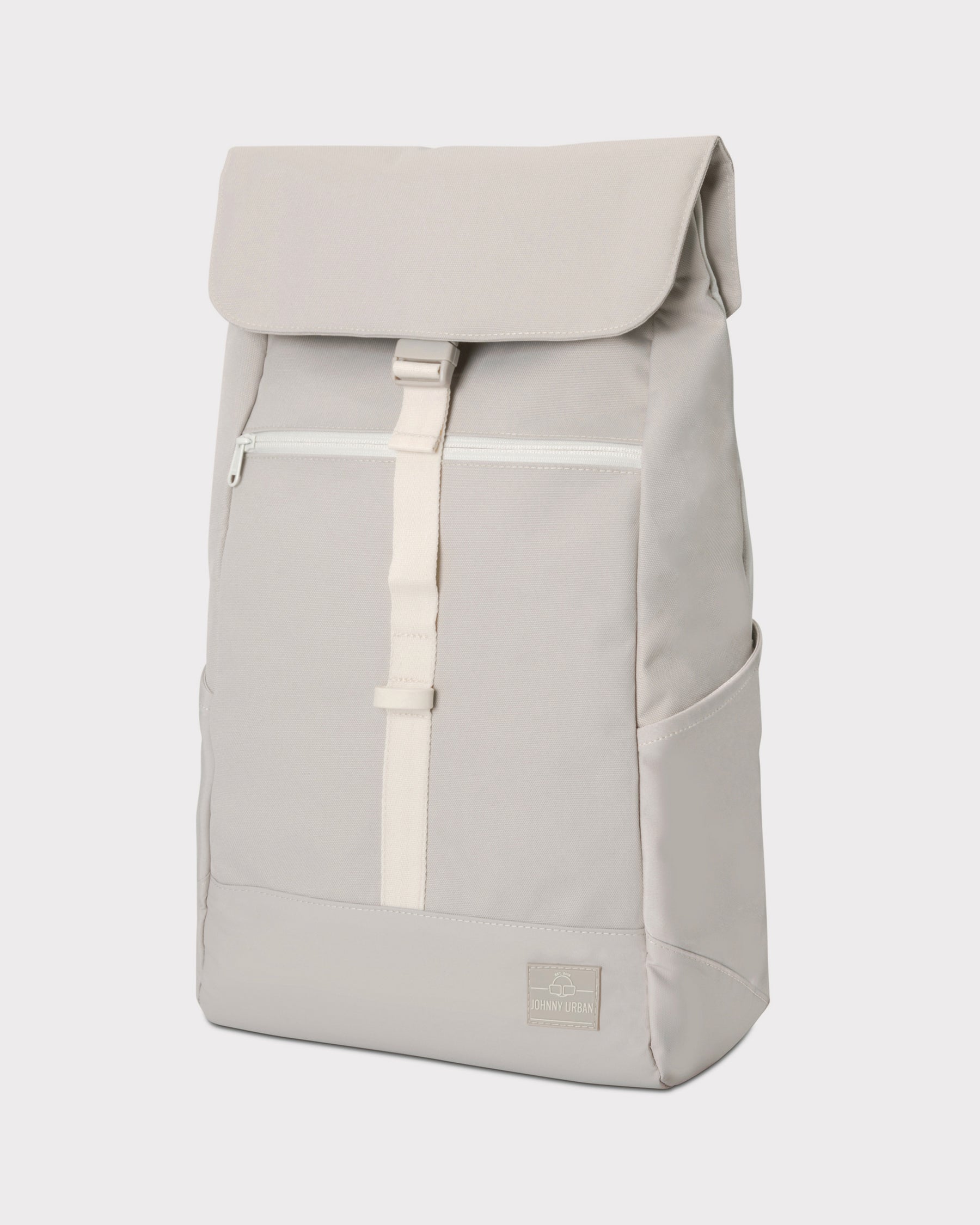 Beiger Rucksack 'Mika' von Johnny Urban mit Deckel, Fronttasche mit Reißverschluss und zwei Seitentaschen