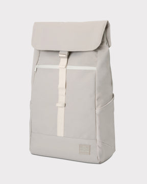 Beiger Rucksack 'Mika' von Johnny Urban mit Deckel, Fronttasche mit Reißverschluss und zwei Seitentaschen