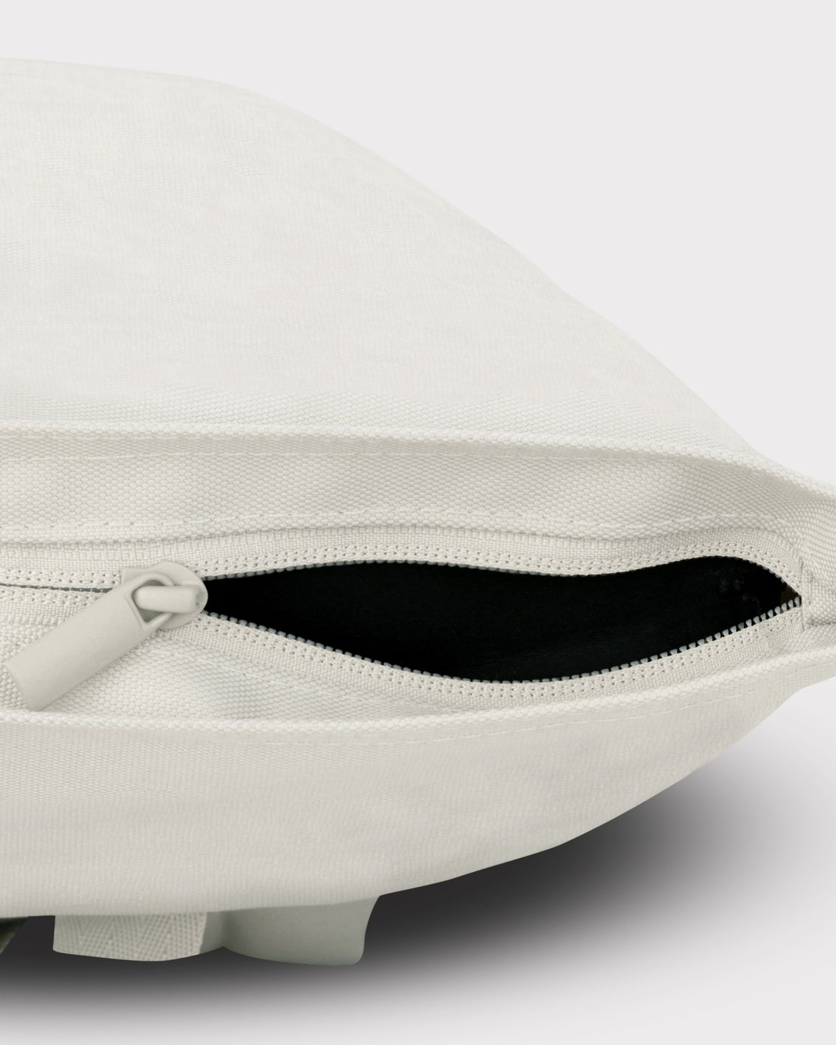 Beige Rolltop Rucksack 'Ryan' von Johnny Urban mit halb geöffnetem Reißverschluss