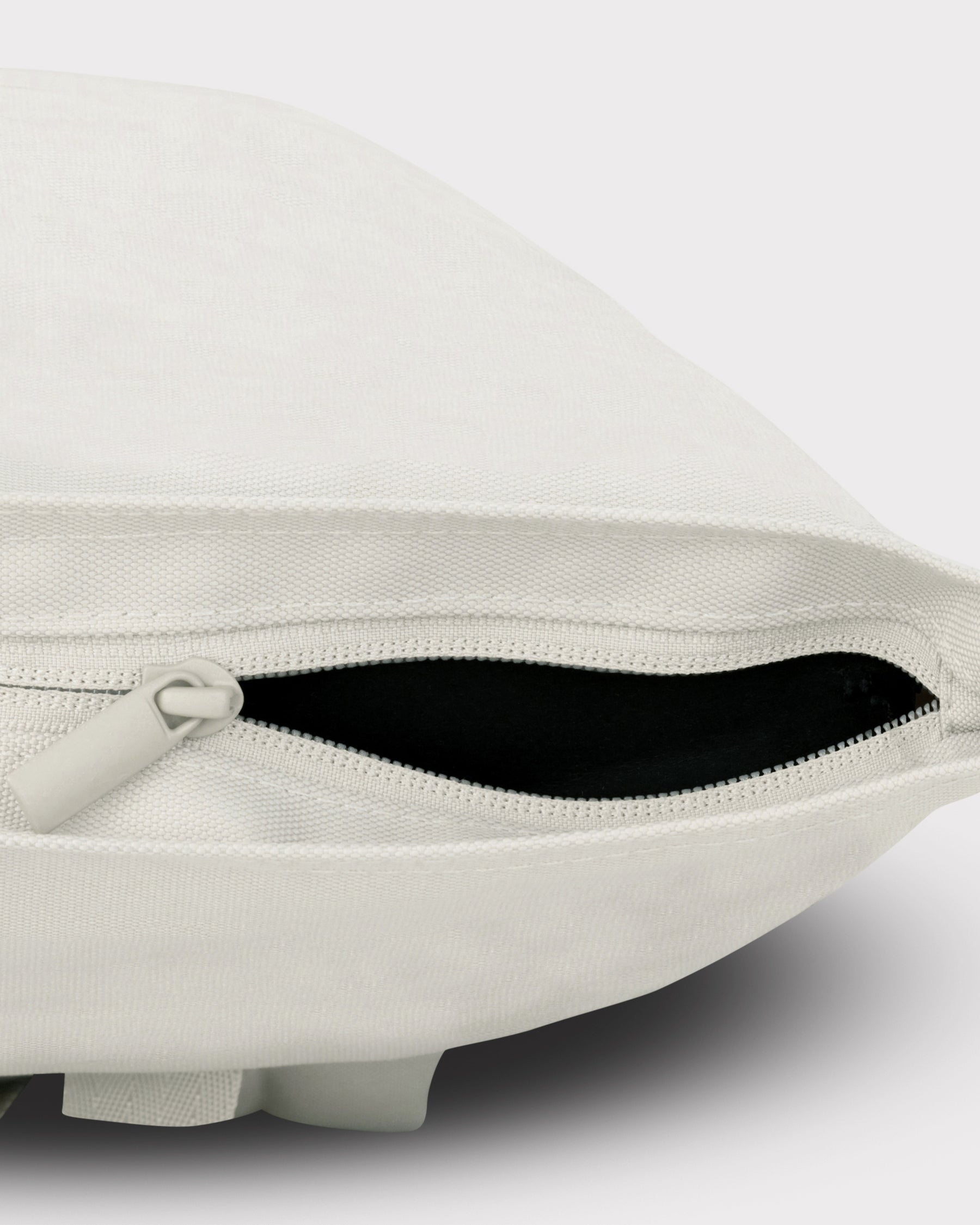 Beige Rolltop Rucksack 'Ryan' von Johnny Urban mit halb geöffnetem Reißverschluss