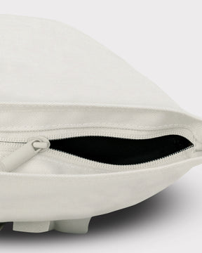 Beige Rolltop Rucksack 'Ryan' von Johnny Urban mit halb geöffnetem Reißverschluss