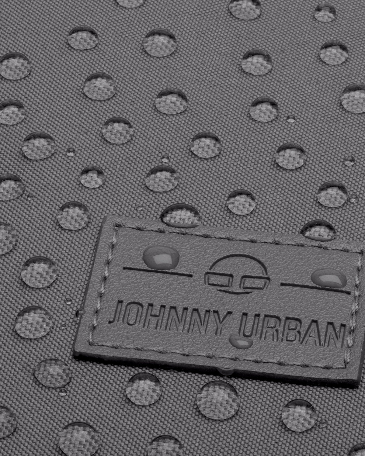 Dunkelgraues wasserabweisendes Gewebe mit Johnny Urban Logo auf kleinem Rucksack 'Jona Small'