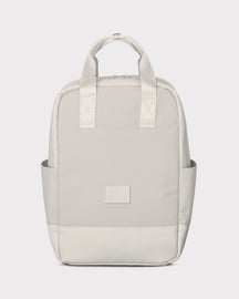 Beiger Rucksack 'Jona Small' mit zwei kurzen Tragegriffen und seitlichen Taschen