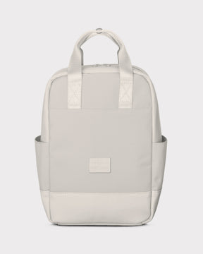 Beiger Rucksack 'Jona Small' mit zwei kurzen Tragegriffen und seitlichen Taschen