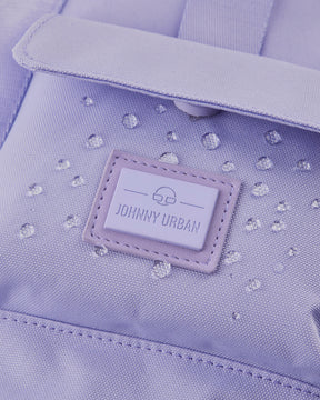 Nahaufnahme des lila Johnny Urban Rucksacks 'Jules' mit sichtbaren Wassertropfen auf dem Material