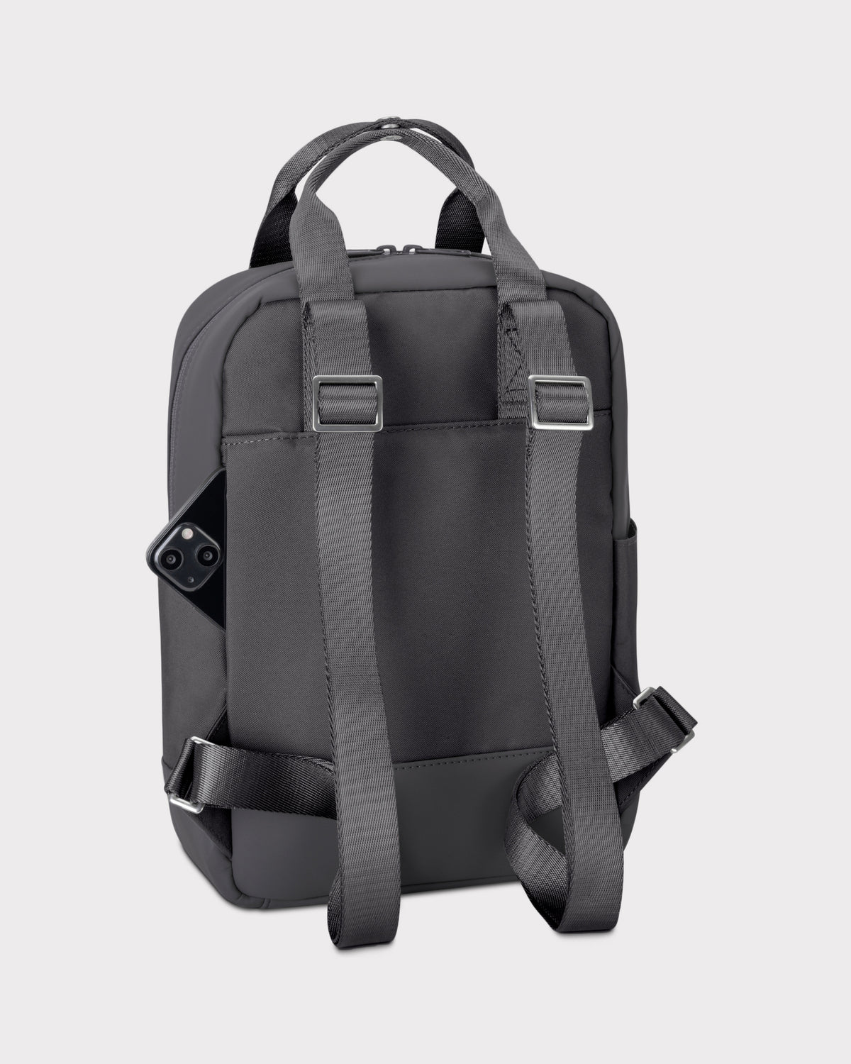 Rucksack 'Jona Small' von Johnny Urban, dunkelgrau, Rückansicht mit verstellbaren Schulterriemen und seitlicher Tasche mit Smartphone