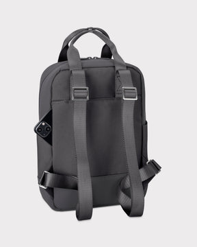 Rucksack 'Jona Small' von Johnny Urban, dunkelgrau, Rückansicht mit verstellbaren Schulterriemen und seitlicher Tasche mit Smartphone