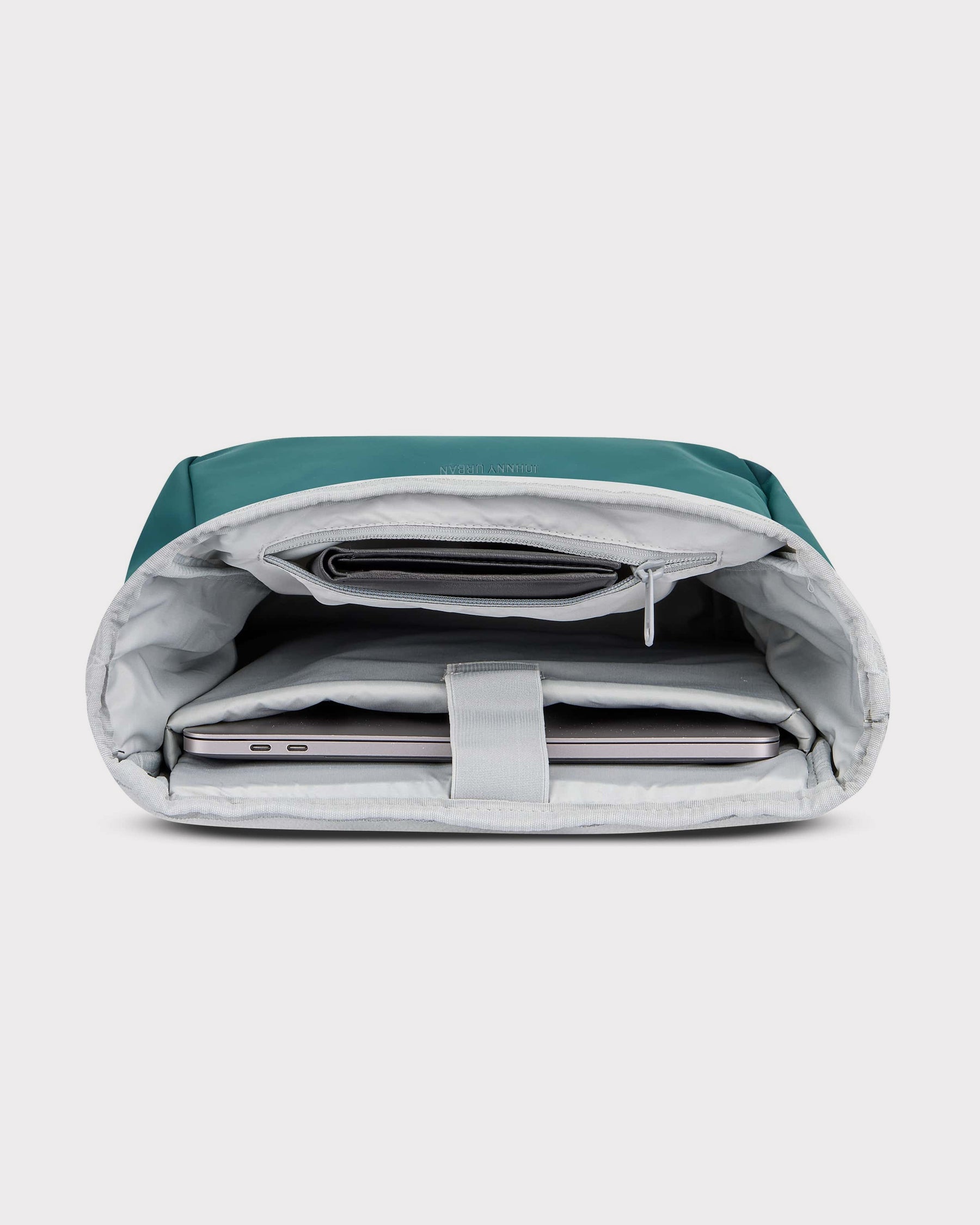 Geöffneter petrolfarbener Rolltop Rucksack Henry von Johnny Urban mit Laptopfach und Reißverschlusstasche
