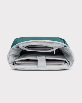 Geöffneter petrolfarbener Rolltop Rucksack Henry von Johnny Urban mit Laptopfach und Reißverschlusstasche