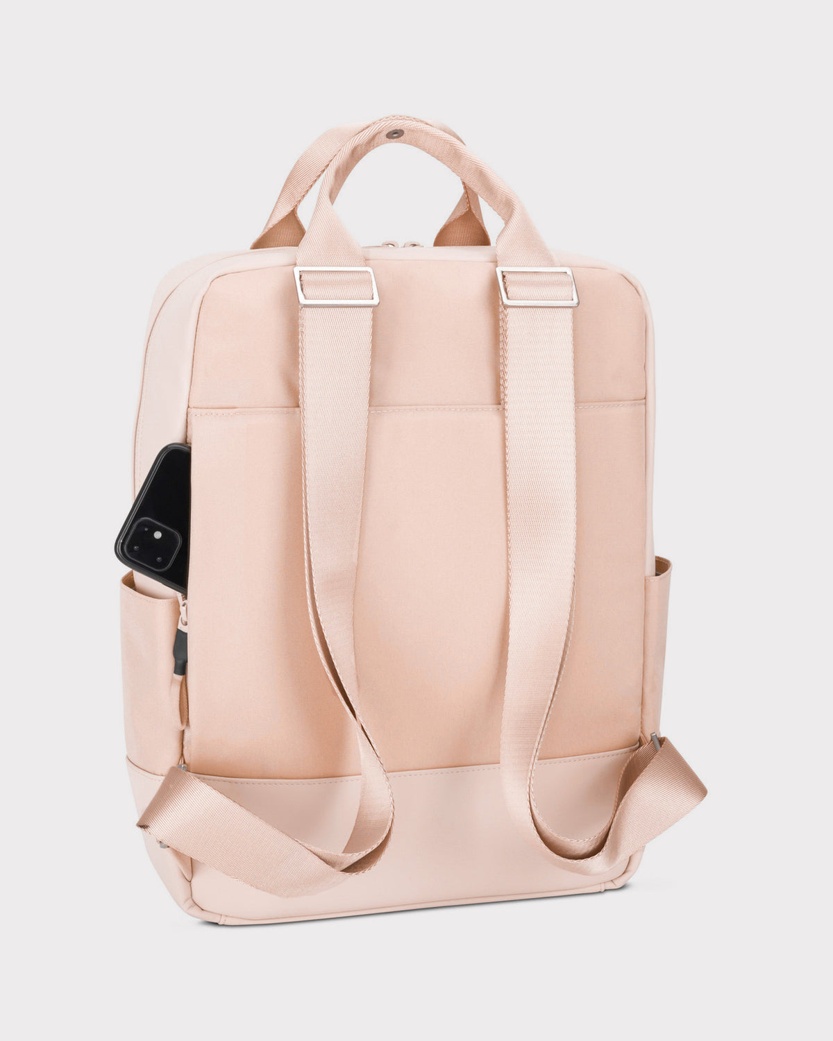 Rucksack Jona Large in Rosa mit zwei verstellbaren Trägern und seitlichen Taschen, eine mit Smartphone