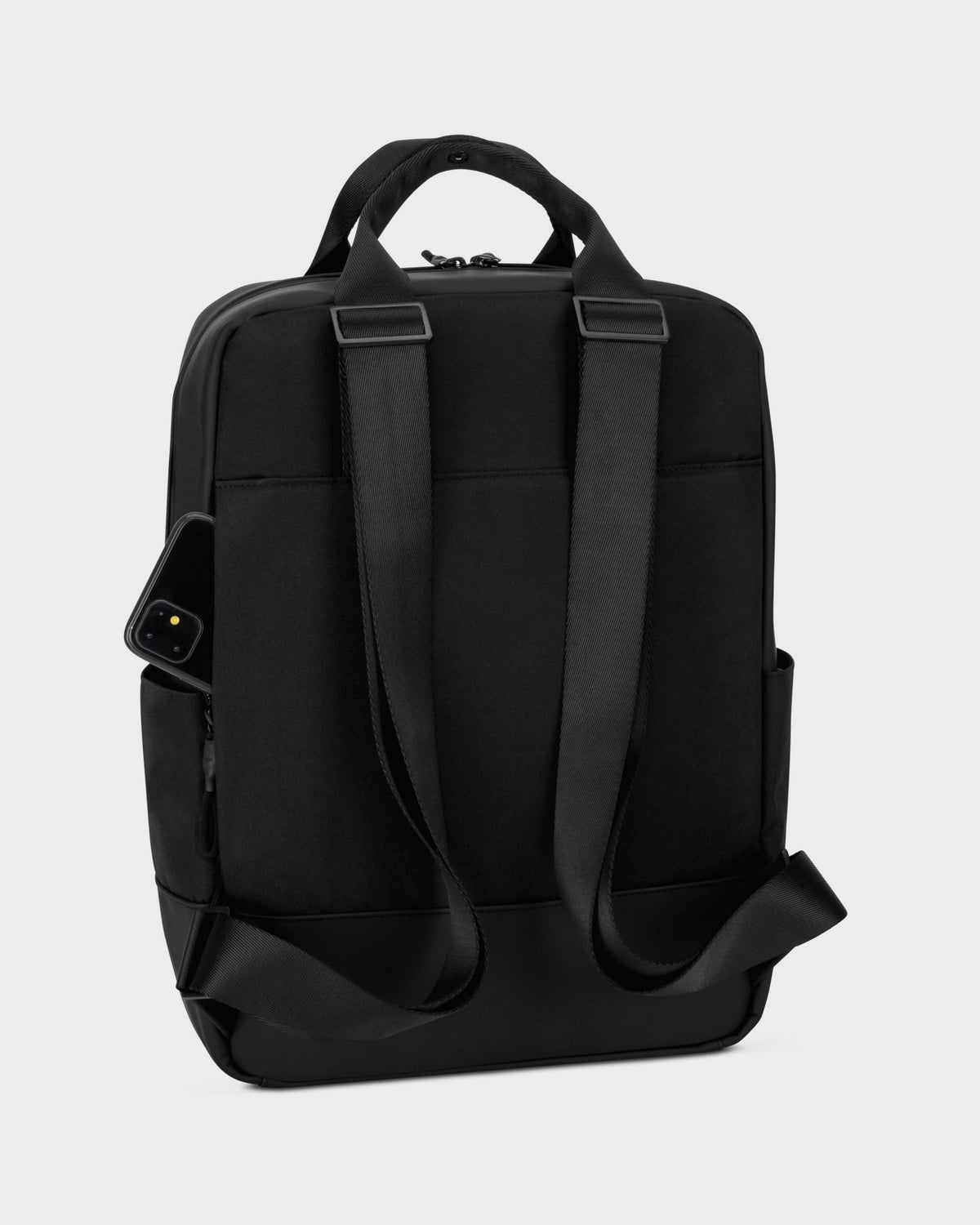 Schwarzer Rucksack 'Jona Large' von Johnny Urban mit gepolsterten Schulterriemen und seitlicher Tasche mit Smartphone