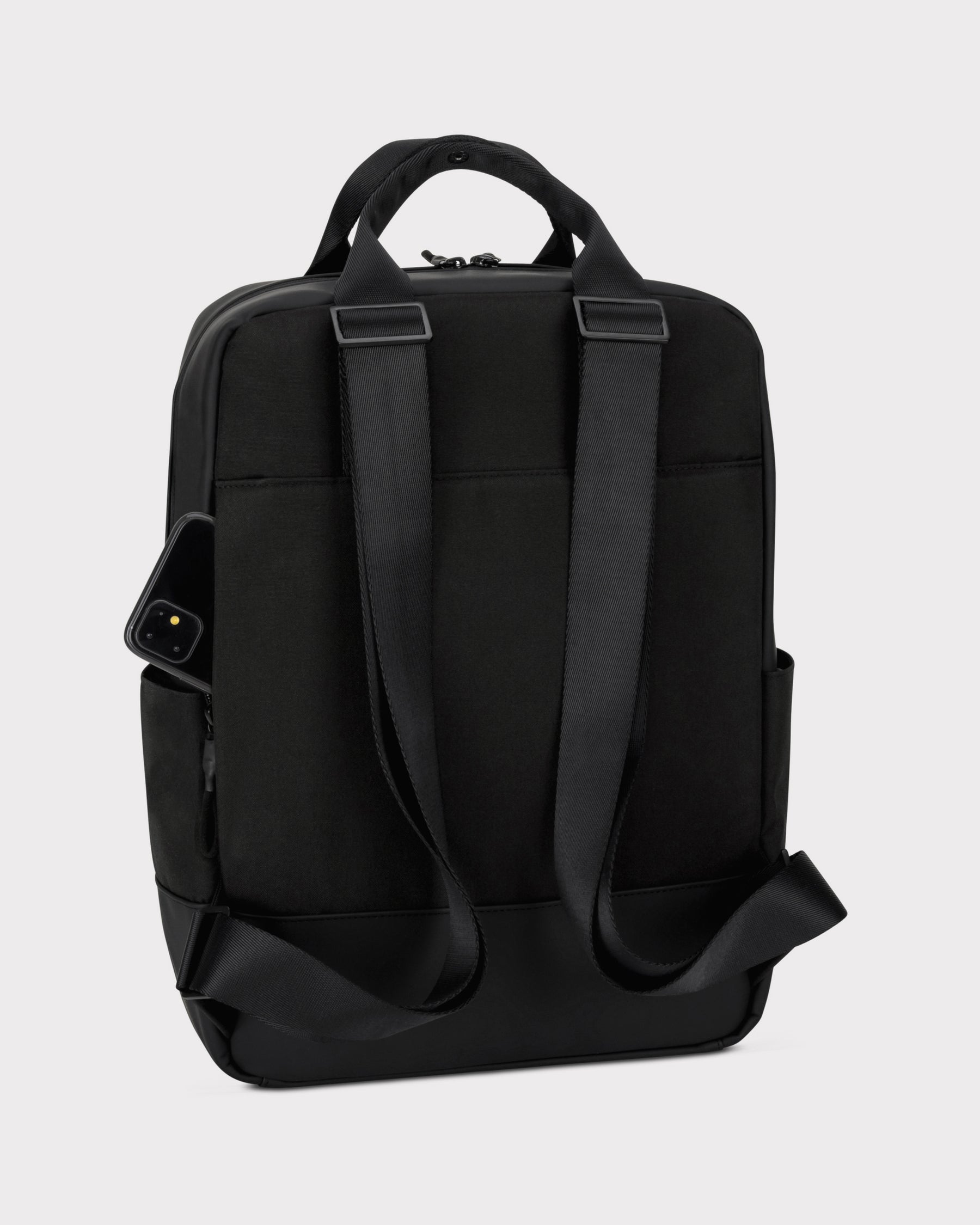 Schwarzer Rucksack 'Jona Large' von Johnny Urban mit gepolsterten Schulterriemen und seitlicher Tasche mit Smartphone