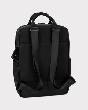 Schwarzer Rucksack 'Jona Large' von Johnny Urban mit gepolsterten Schulterriemen und seitlicher Tasche mit Smartphone