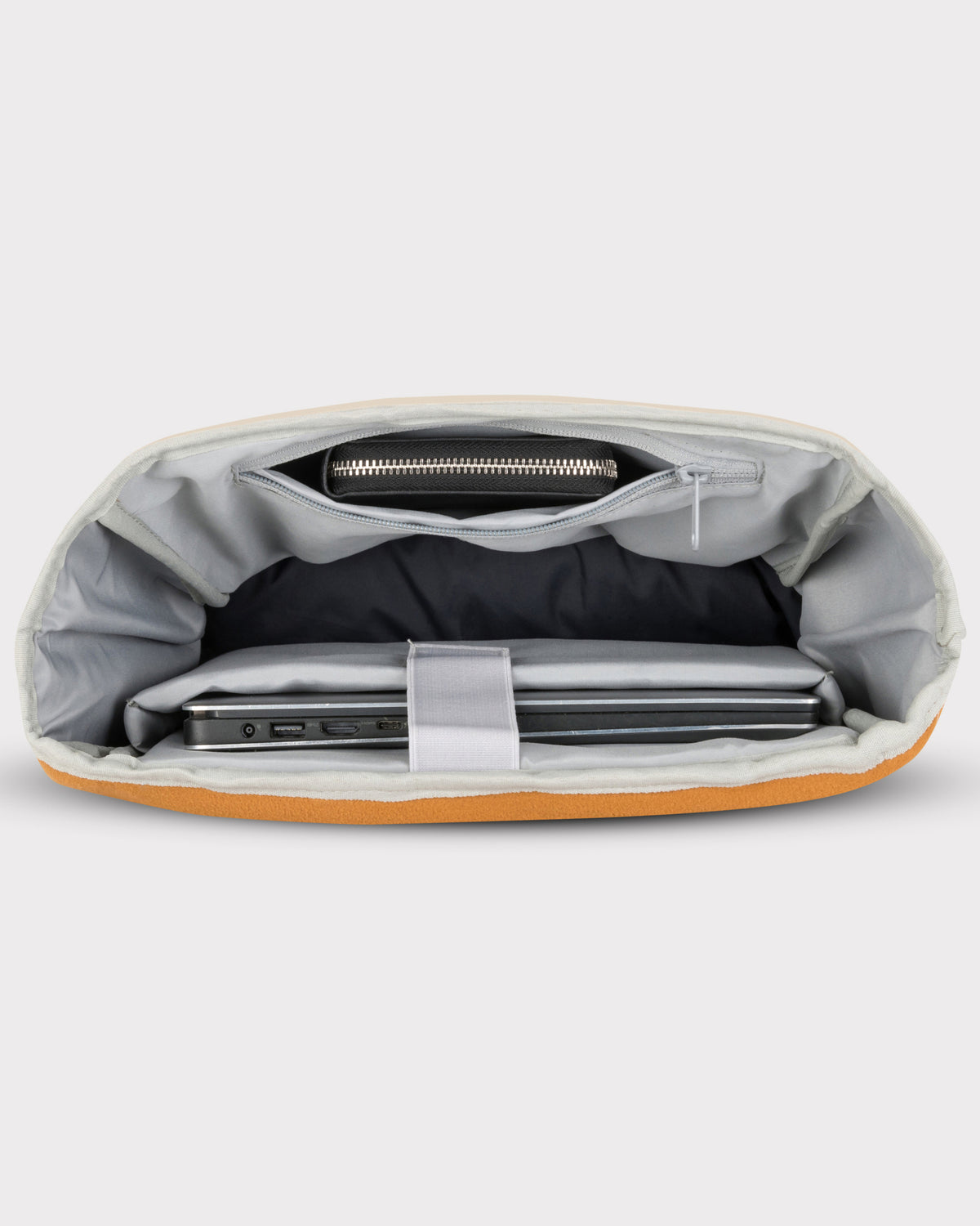 Innenansicht des beigefarbenen Rolltop Rucksacks Henry mit Laptopfach und Reißverschlusstasche