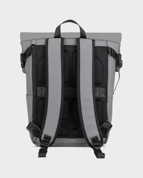 Rückansicht des Rolltop-Rucksacks 'Henry' in Grau mit gepolsterten, verstellbaren Schultergurten und Netzrückenbereich