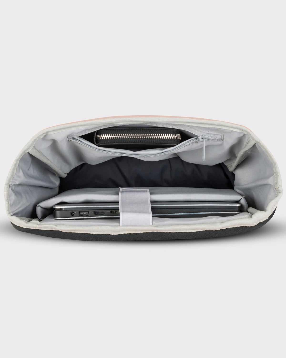 Innenansicht des Rolltop Rucksacks 'Henry' in Rosa mit grauem Innenfutter, gepolstertem Laptopfach und Reißverschlussfach mit Geldbörse