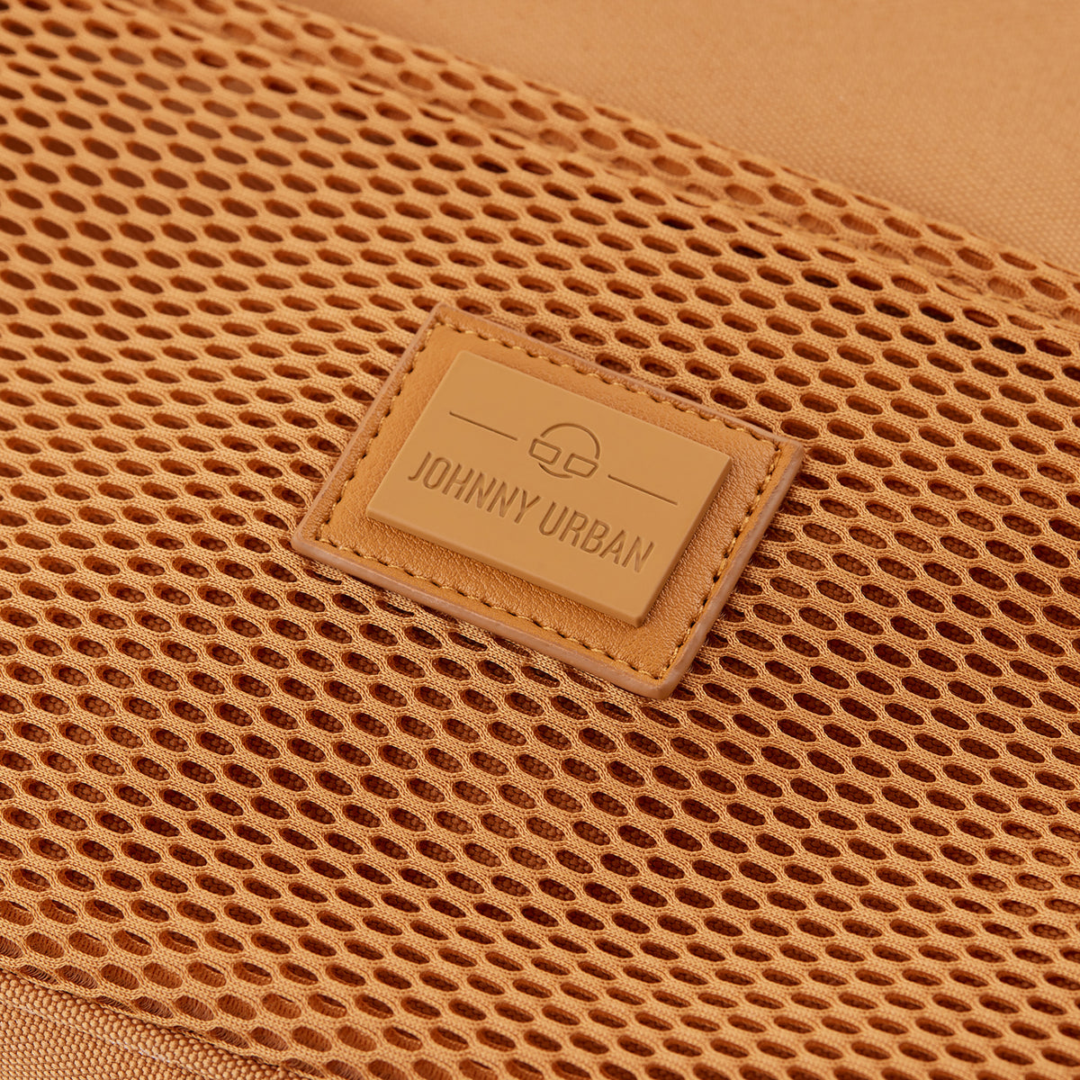 Nahaufnahme des Logos auf der caramel-braunen Shopper-Tasche "Cassie" aus recyceltem Material von Johnny Urban