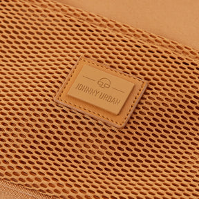 Nahaufnahme des Logos auf der caramel-braunen Shopper-Tasche "Cassie" aus recyceltem Material von Johnny Urban