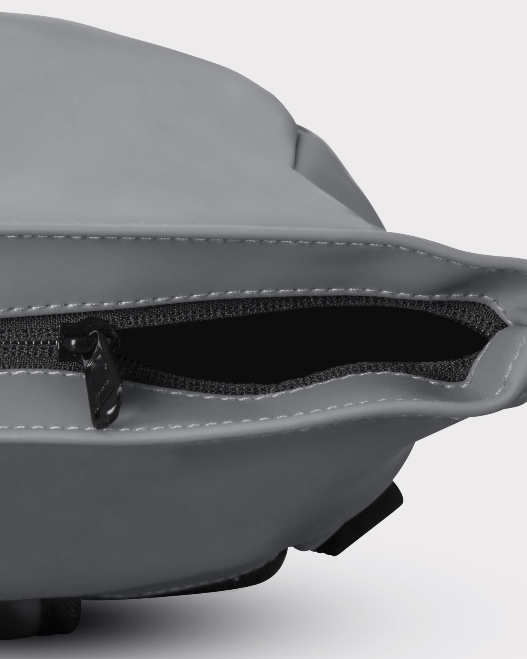 Nahaufnahme des geöffneten Reißverschlusses am Rolltop Rucksack 'Harvey Medium' in grauer Farbe