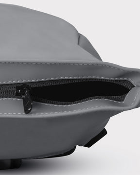 Nahaufnahme des geöffneten Reißverschlusses am Rolltop Rucksack 'Harvey Medium' in grauer Farbe