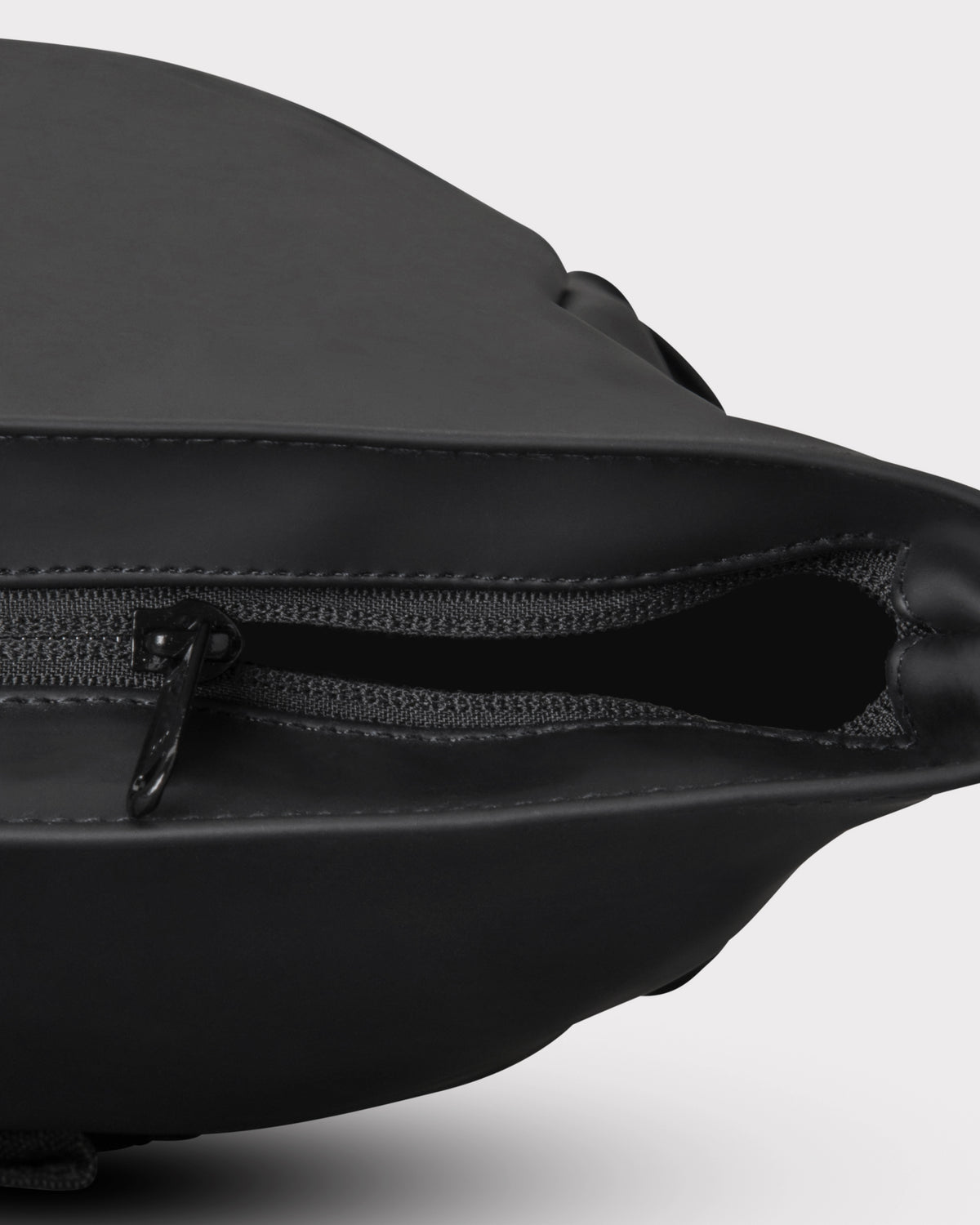 Schwarzer Rolltop-Rucksack 'Harvey Medium' mit offenem Reißverschluss von oben gezeigt