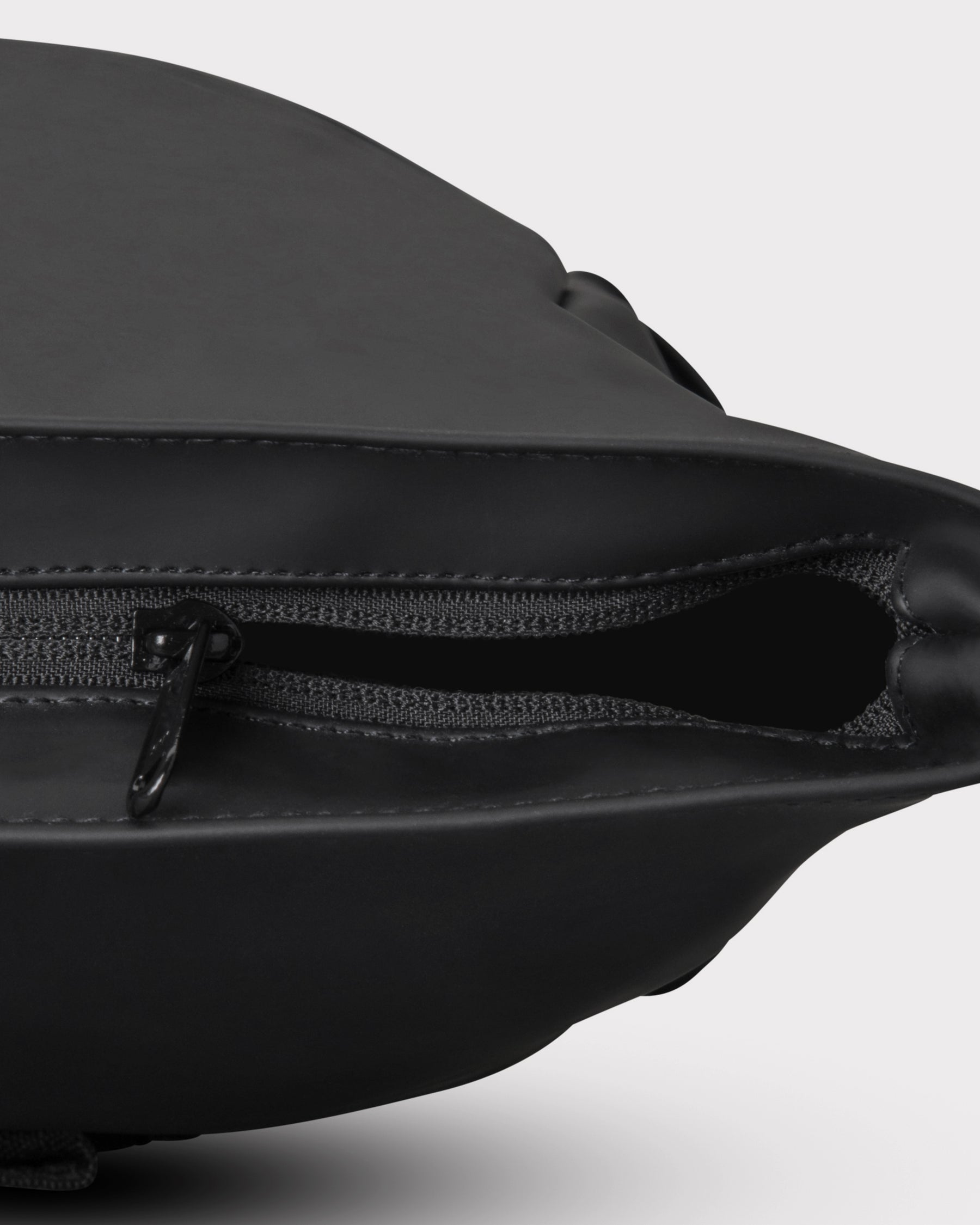 Schwarzer Rolltop-Rucksack 'Harvey Medium' mit offenem Reißverschluss von oben gezeigt