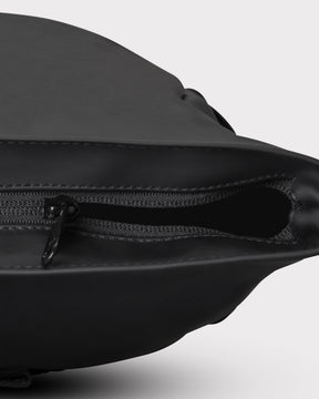 Schwarzer Rolltop-Rucksack 'Harvey Medium' mit offenem Reißverschluss von oben gezeigt