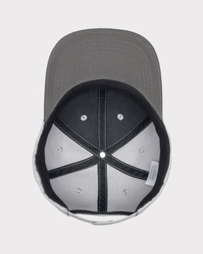 Innenansicht der grauen Snapback Cap 'Dean' mit schwarzem Schweißband und verstellbarem Verschluss